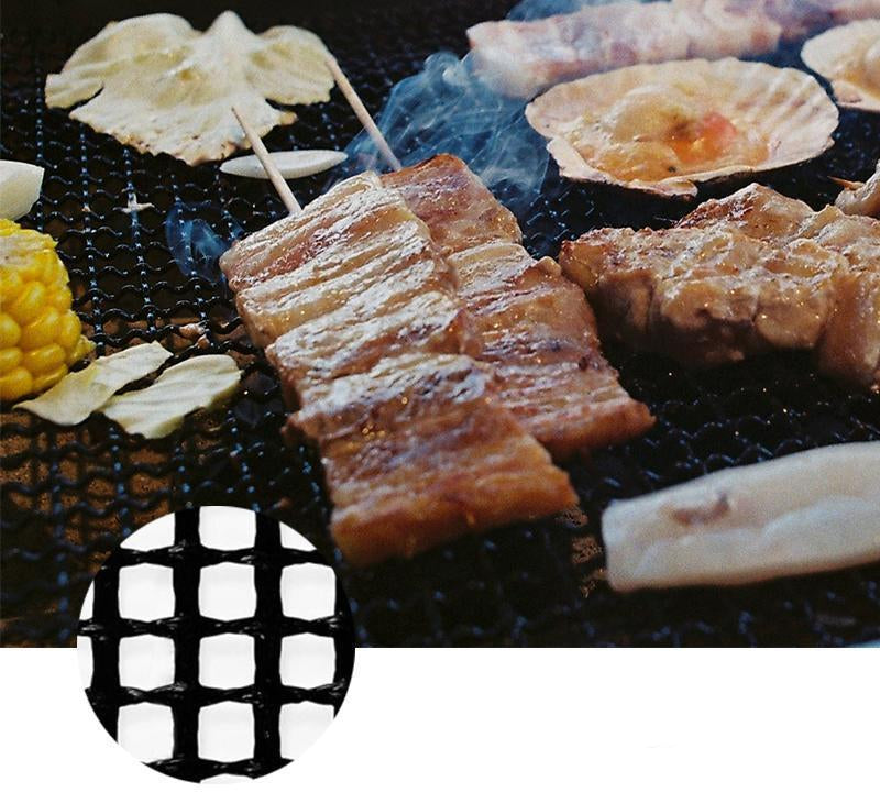 Fleischspieße auf dem GrillNet mit Rauchentwicklung