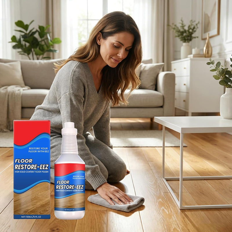 Person trägt FloorPolish mit einem Tuch auf einem Holzboden auf