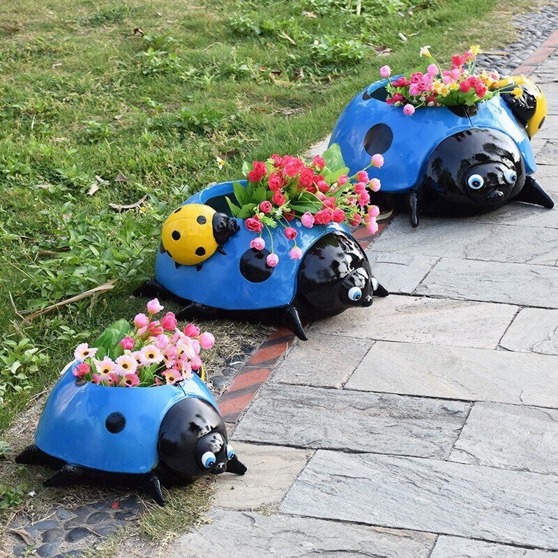 LadybugPot – Colorful flower pot with drainage system