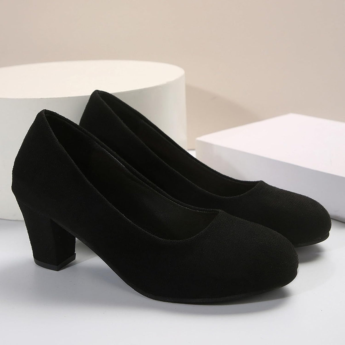 Traditional women's Oktoberfest shoes, velvet leopard print pumps
