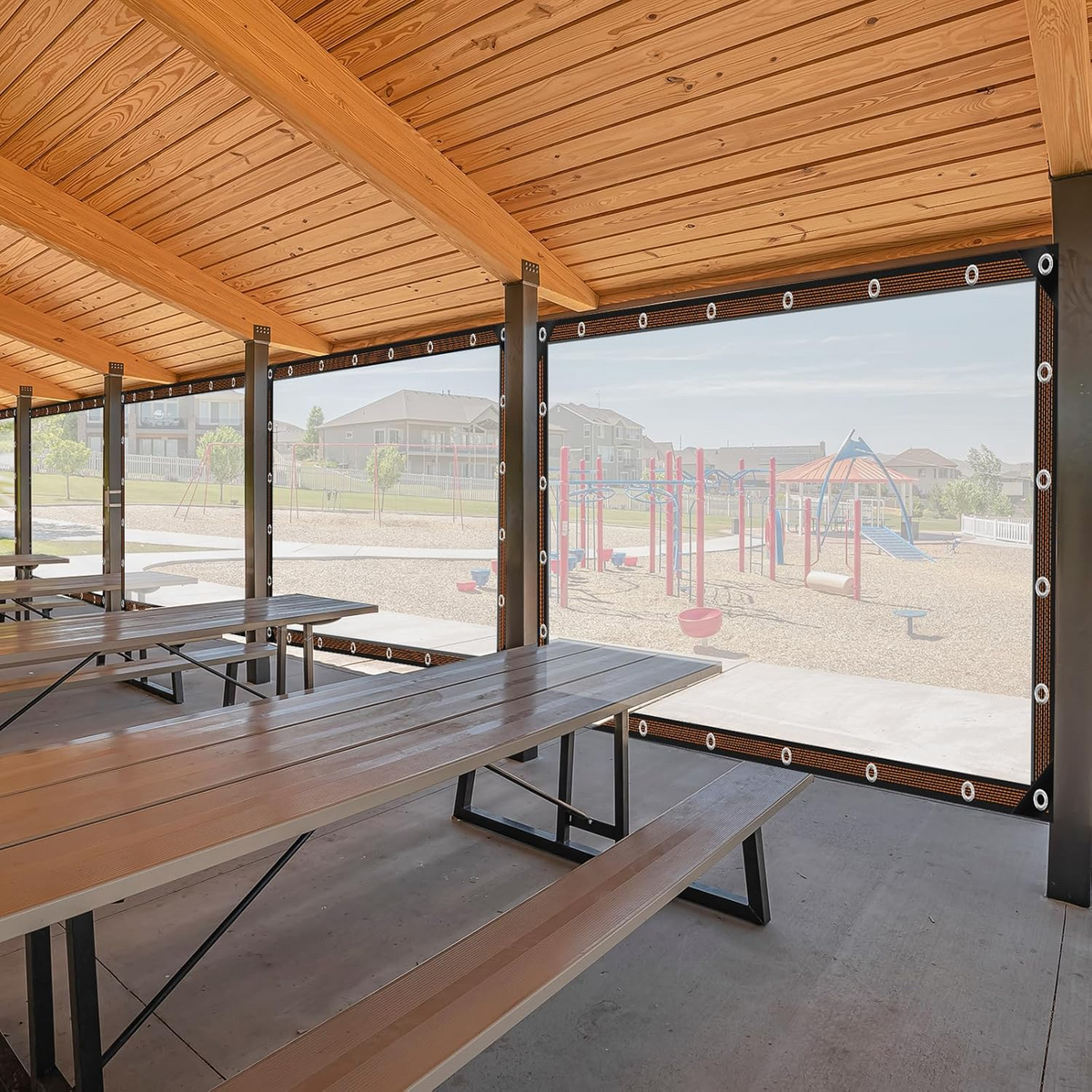 OutdoorCover Schutzplane an einem Pavillon mit Sitzbereich im Freien montiert