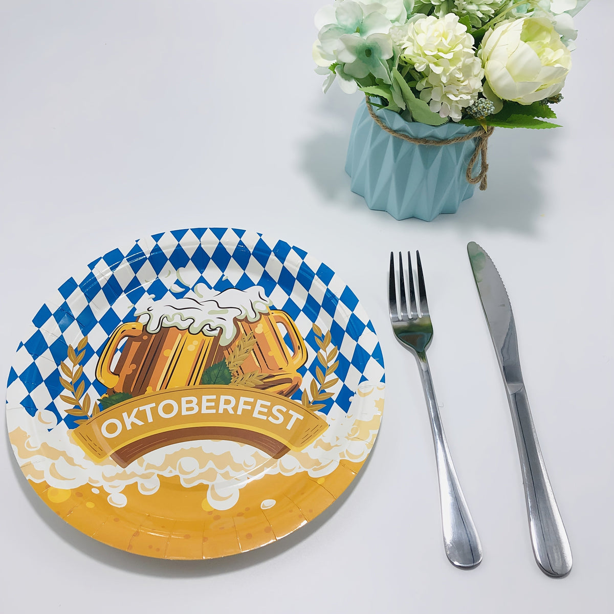 Oktoberfest paper plate set, Bavarian diamond pattern