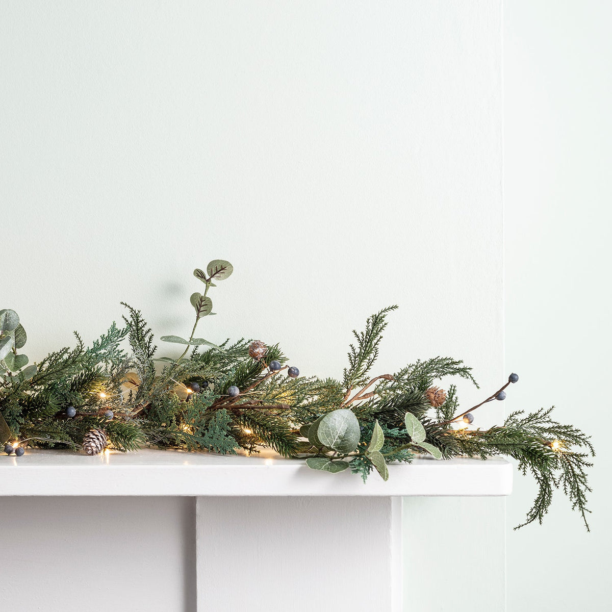 Christmas garland with berries and pinecones – LED lighting 2m