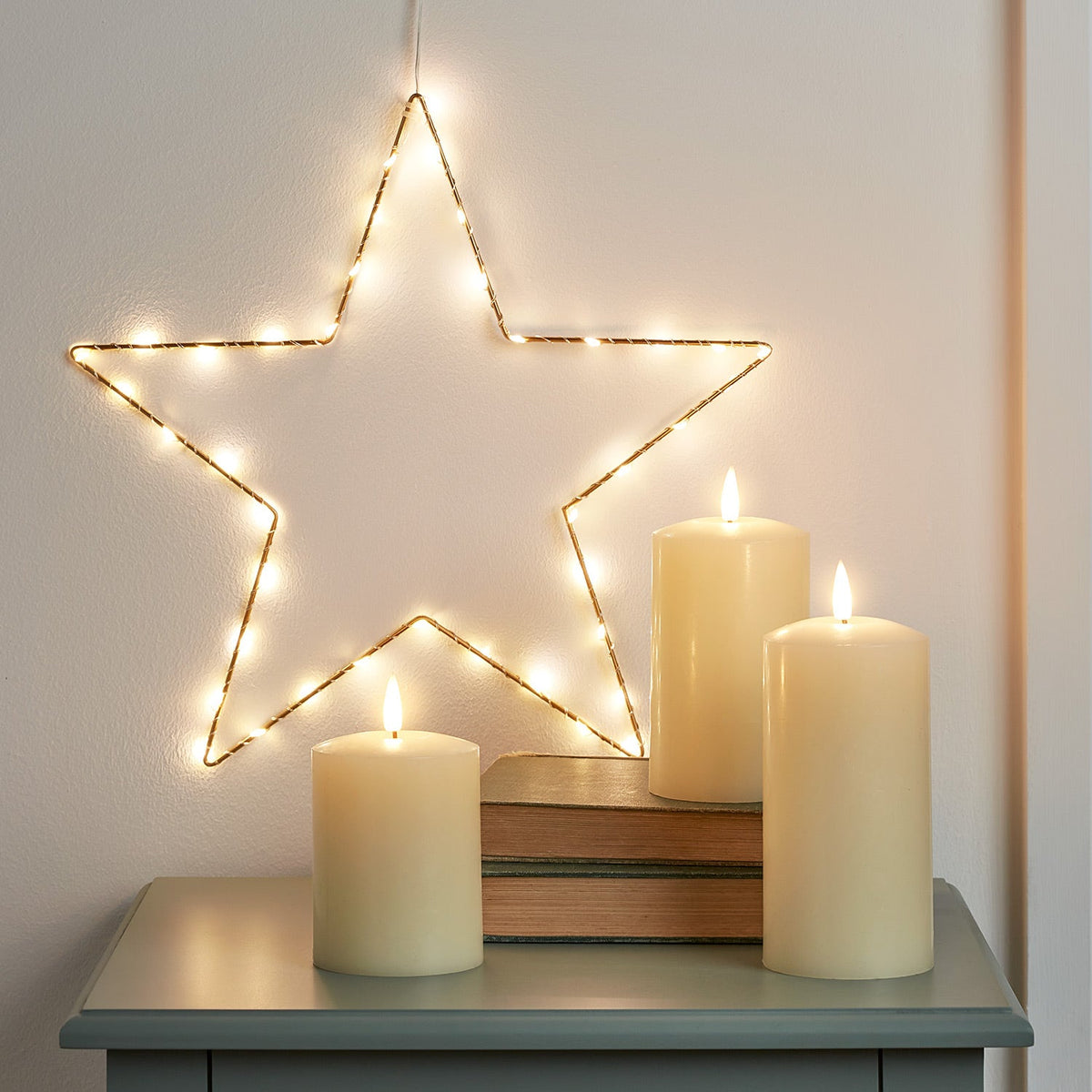 Osby star lighting set gold and TruGlow pillar candles