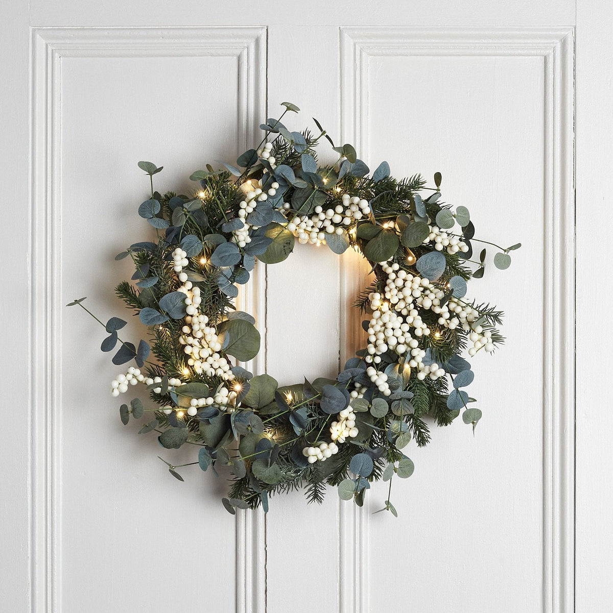 Eucalyptus and white berry Christmas wreath, illuminated – 40 cm