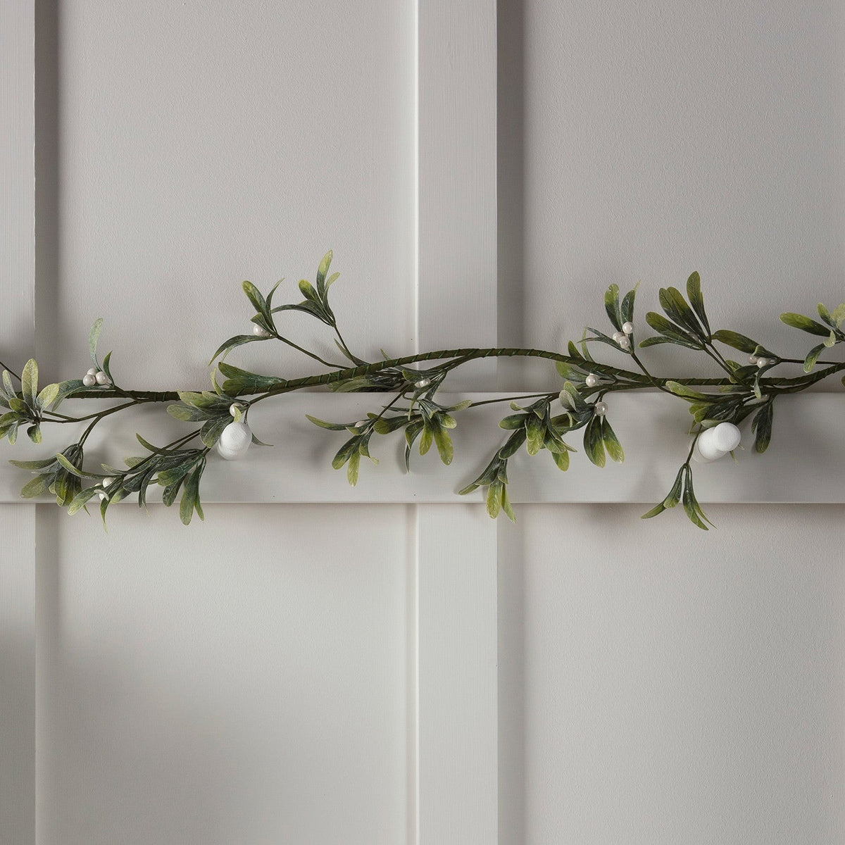 Lighted Mistletoe Christmas Garland – 1.5 m