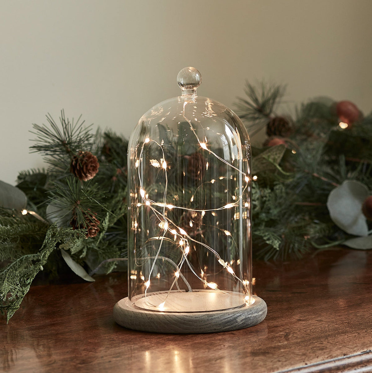Glass dome with wooden base and micro fairy lights – 20.5 cm
