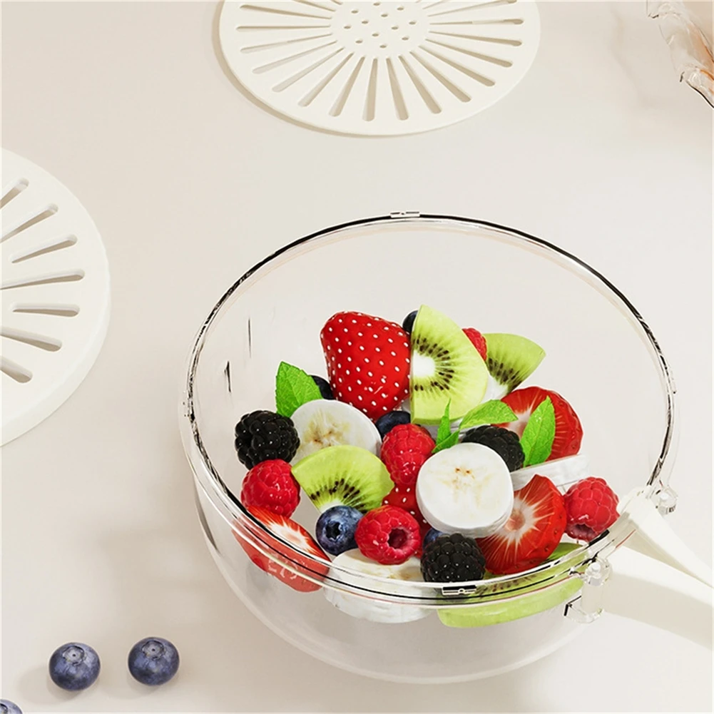 Bunte Beeren und Obst gewaschen im transparenten RinsingBasket Spülkorb