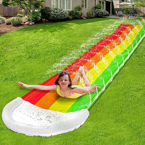 WaterSlide aufblasbare Wasserrutsche im Garten mit spielenden Kindern