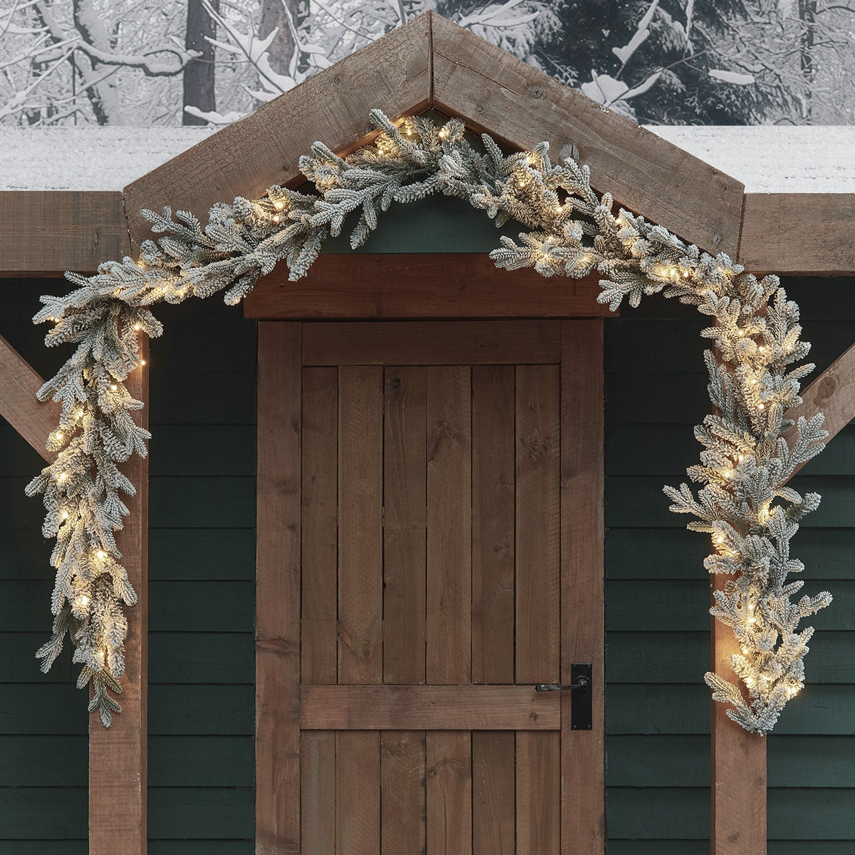 Snow-dusted outdoor garland, illuminated – 2.5 m