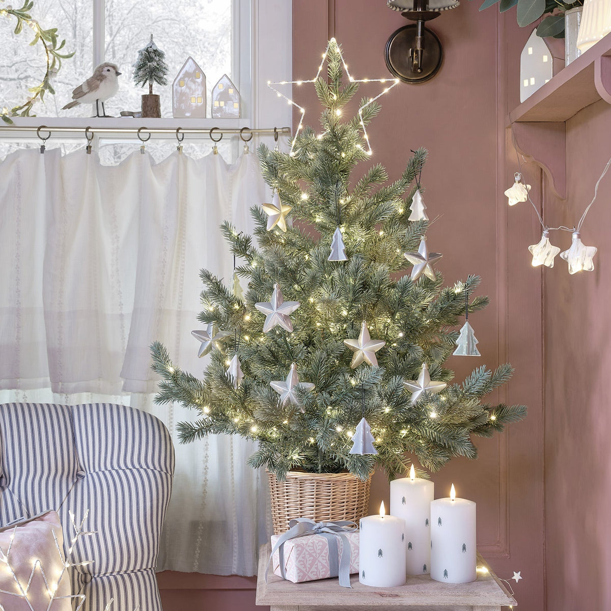 LED Christmas tree in a rattan basket – bicolor 90cm