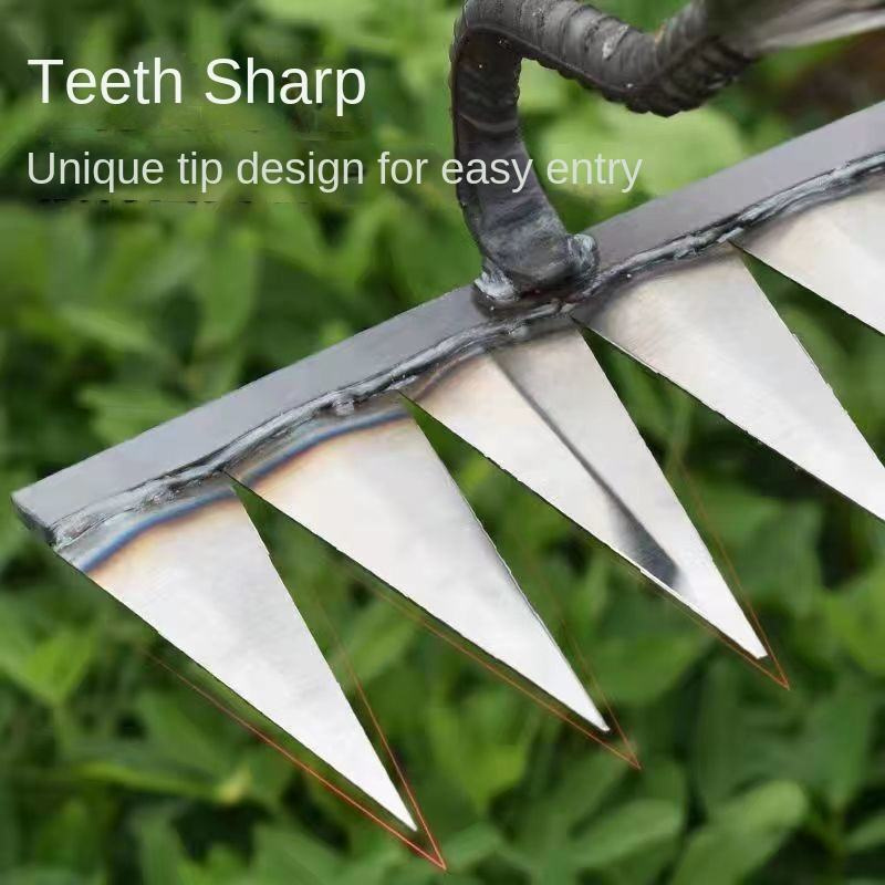 GardenRake Zinken Nahaufnahme im Gartenbeet