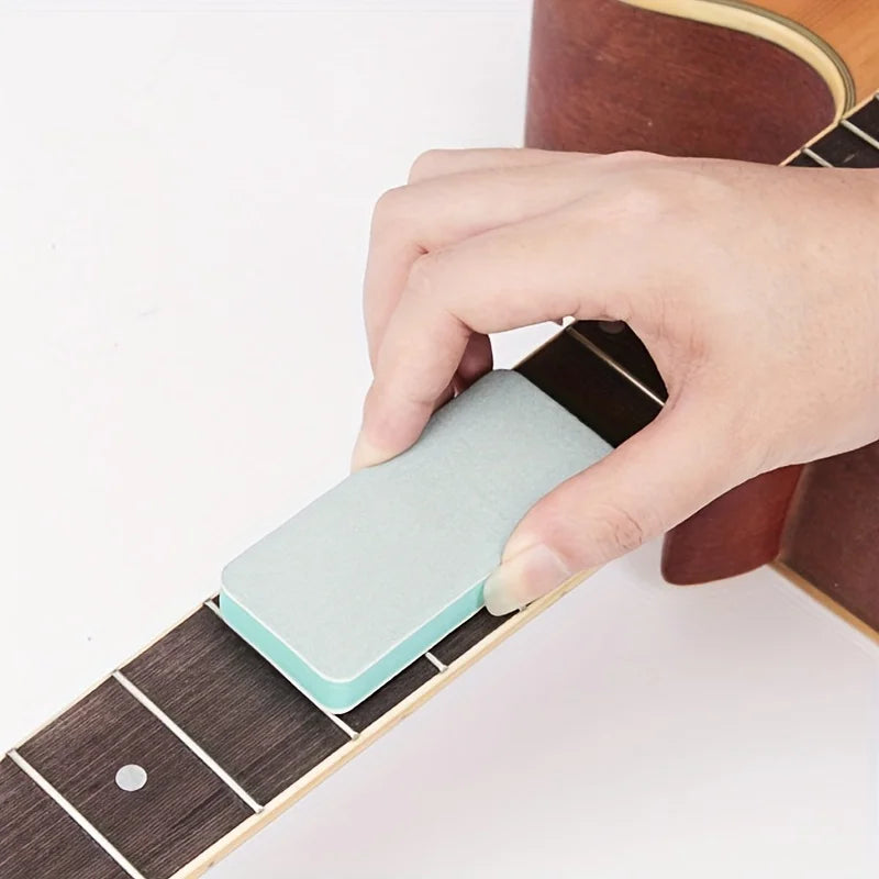 PolishingBlock wird zur Reinigung eines Gitarrengriffbretts verwendet