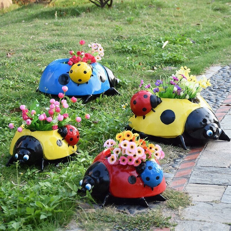 LadybugPot – Colorful flower pot with drainage system