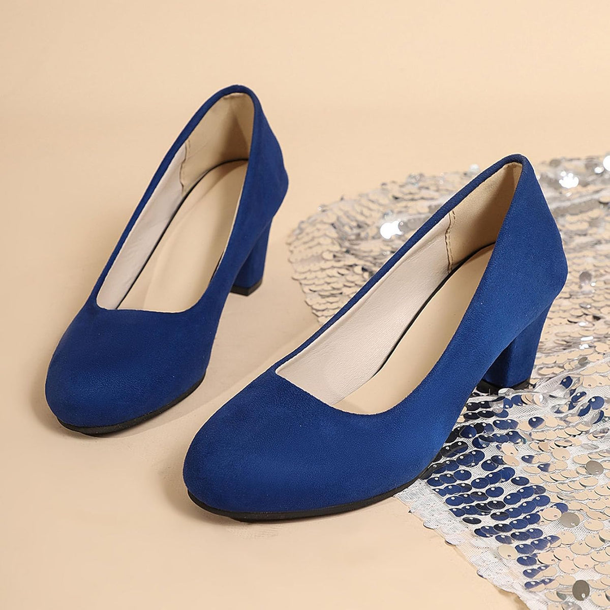 Traditional women's Oktoberfest shoes, velvet leopard print pumps