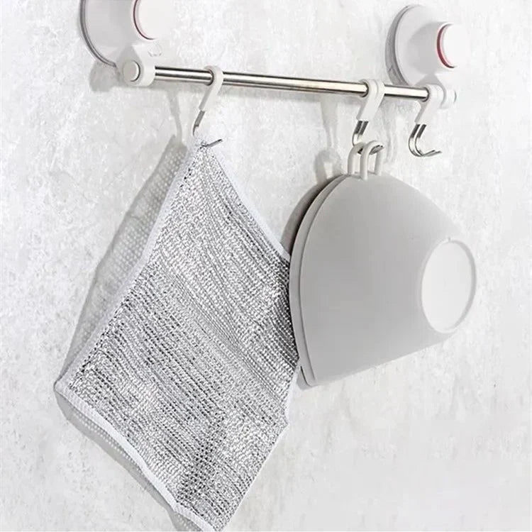 ScrubPad hängt zum Trocknen an einer Wandhalterung neben einem Seifenspender