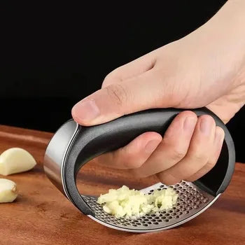 GarlicPress Anwendung mit Knoblauchzehe