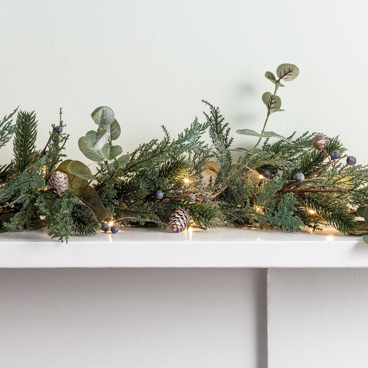 Christmas garland with berries and pinecones – LED lighting 2m