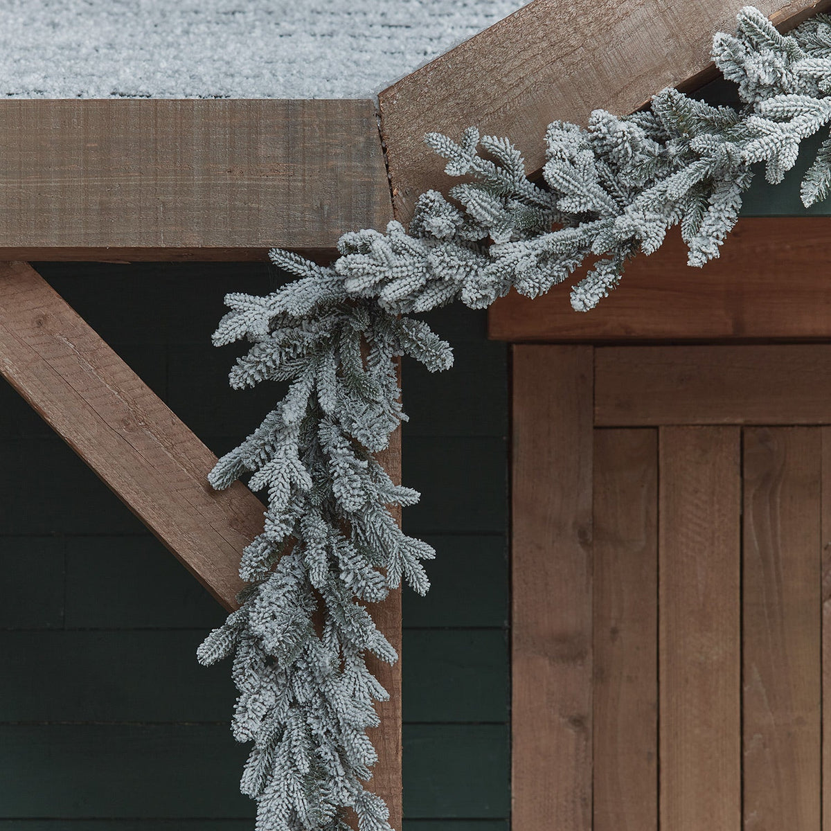 Snow-dusted outdoor garland, illuminated – 2.5 m