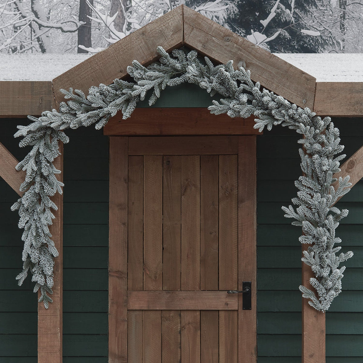Snow-dusted outdoor garland, illuminated – 2.5 m