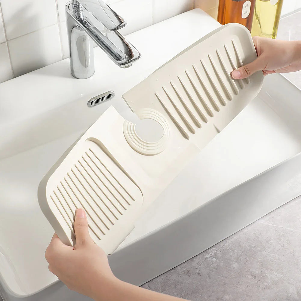 SplashGuard grau am Waschbecken befestigt