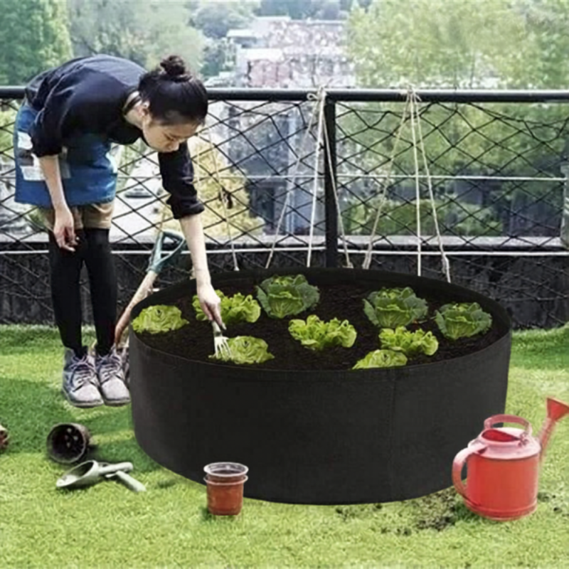 GardenBed Hochbeet auf Balkon beim Bepflanzen mit Salat