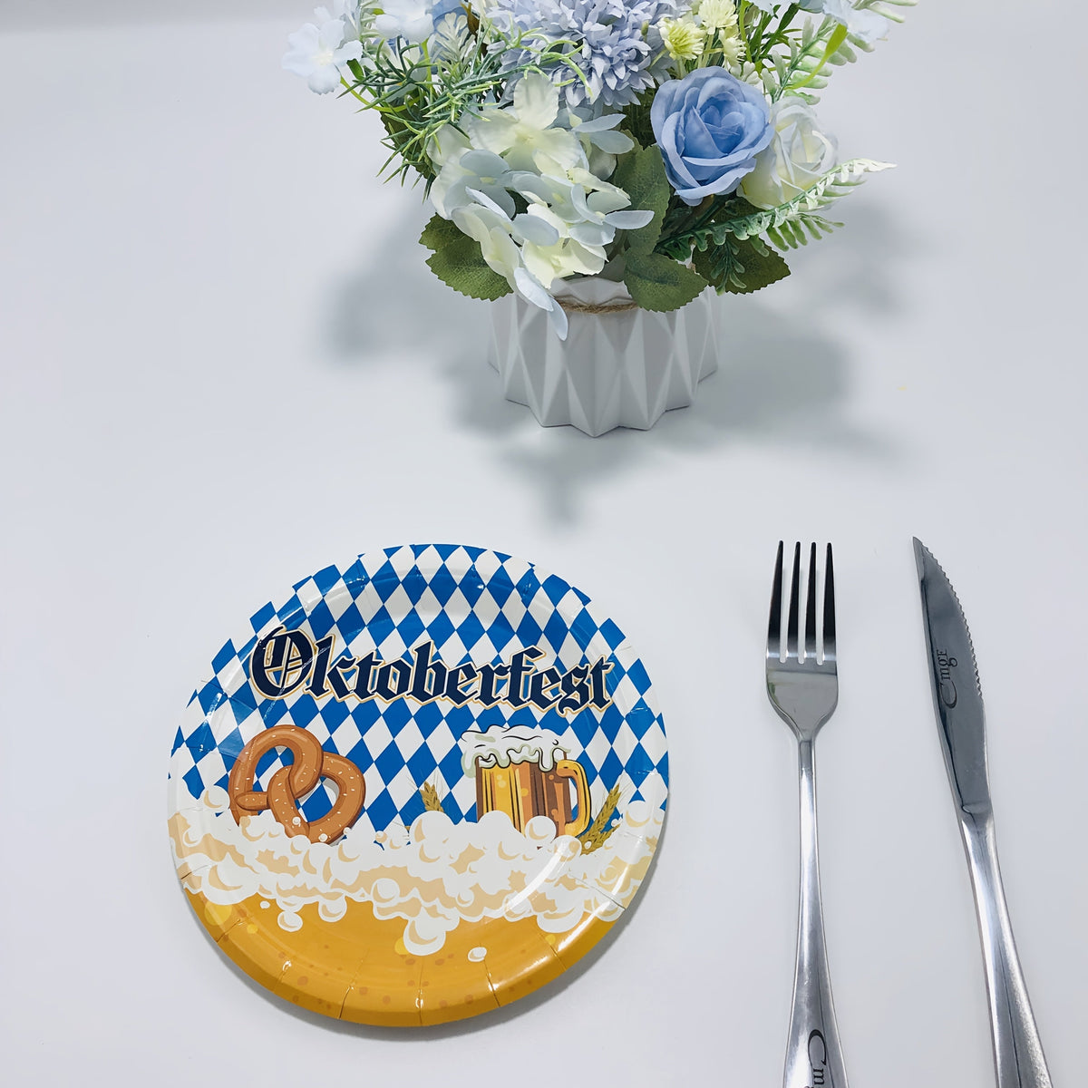 Oktoberfest paper plate set, Bavarian diamond pattern