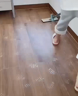 Animation: FloorCleaner wird aufgetragen und wischt Schmutz vom Boden