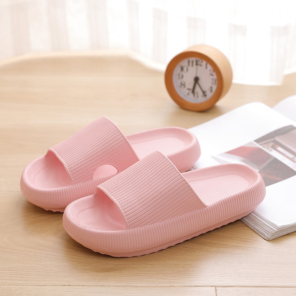 ComfySlippers schwarz Paar freigestellt