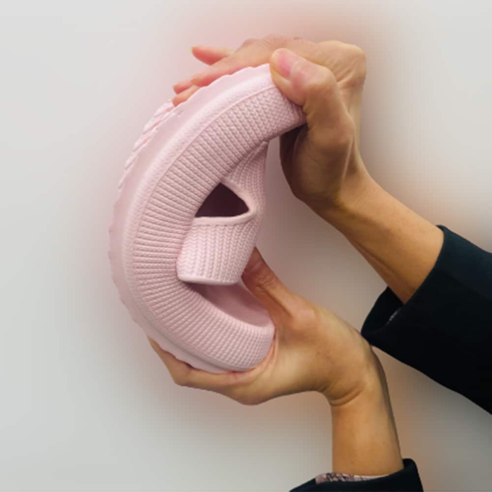 ComfySlippers beim Gehen orange Nahaufnahme Fuesse