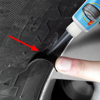 TireFix Gel wird direkt auf Reifenschaden aufgetragen